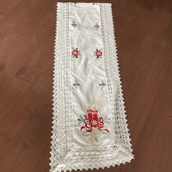 Holiday Table runner - Picture 2 of 3